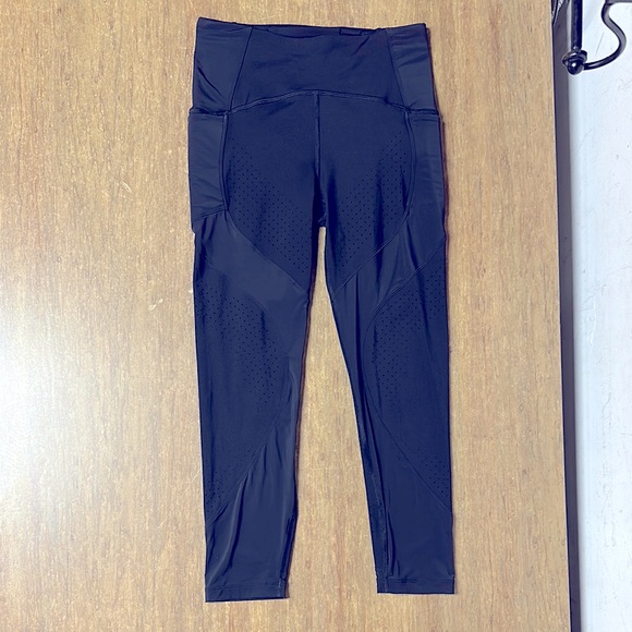 Lululemon like new uncovered strength perforated high rise crop blk leggings - Picture 4 of 12